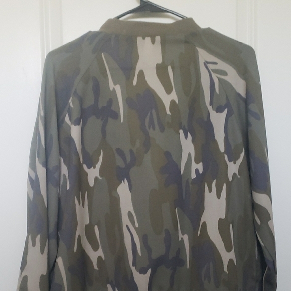 Live 4 Truth Green Bomber Jacket with Stylish Design - Picture 5 of 5